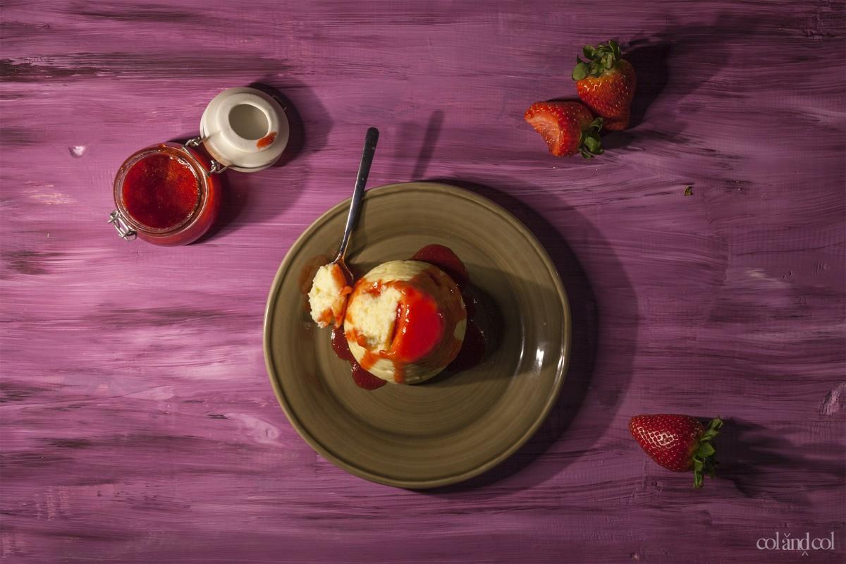 Pudin-de-semolina-con-compota-de-fresa-y-cardamomo-colandcol