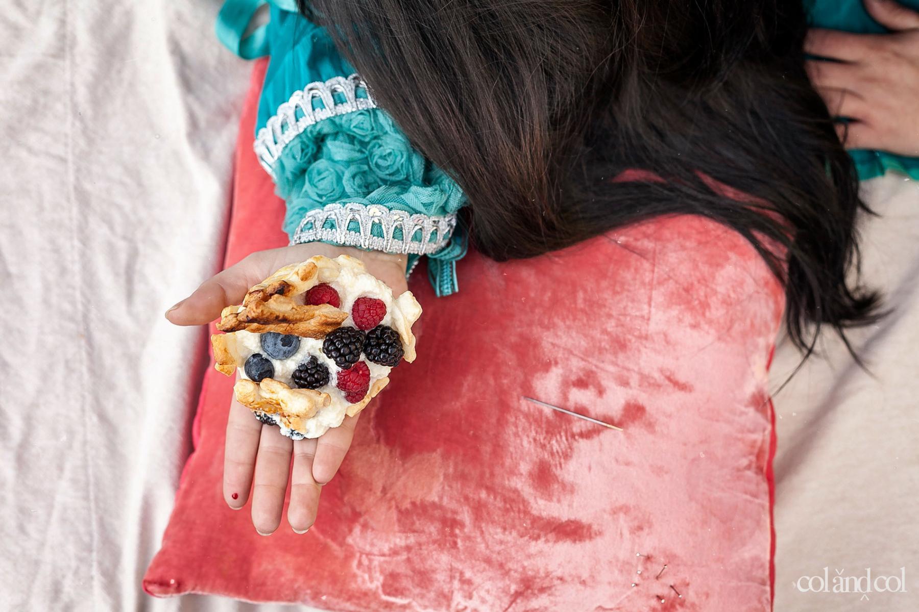 Canastilla-de-chantilli-con-frutos-del-bosque-col-and-col